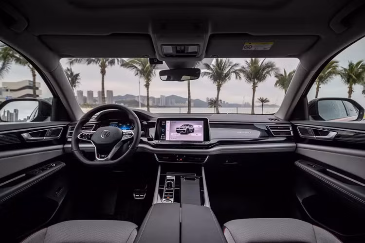 Ở khu vực đầu xe, Volkswagen Teramont X được trang bị cụm đèn pha LED ma trận 2 tầng, tích hợp dải đèn LED định vị ban ngày hình chữ "L". Dải đèn này còn nằm vắt ngang lưới tản nhiệt cỡ lớn, nối với logo tích hợp đèn ẩn của hãng Volkswagen. Bên dưới là cản trước thể thao hơn so với Volkswagen Teramont thông thường.