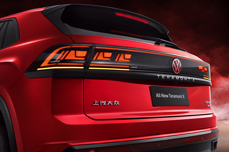 Cuối cùng là những trang bị an toàn hiện đại như hệ thống kiểm soát hành trình thích ứng, camera 360 độ, cảnh báo tiền va chạm tích hợp phanh tự động, hệ thống hỗ trợ đỗ xe tự động, hỗ trợ giữ làn đường, hỗ trợ chuyển làn đường, cảnh báo mất tập trung, cảm biến hỗ trợ đỗ xe trước/sau và cảnh báo va chạm khi mở cửa.