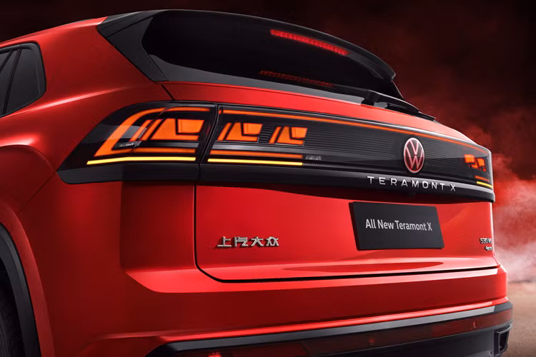 Cuối cùng là những trang bị an toàn hiện đại như hệ thống kiểm soát hành trình thích ứng, camera 360 độ, cảnh báo tiền va chạm tích hợp phanh tự động, hệ thống hỗ trợ đỗ xe tự động, hỗ trợ giữ làn đường, hỗ trợ chuyển làn đường, cảnh báo mất tập trung, cảm biến hỗ trợ đỗ xe trước/sau và cảnh báo va chạm khi mở cửa.