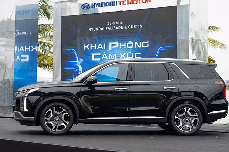 Ngoài ra, xe còn sở hữu tính năng làm mát/sưởi ấm ở 2 hàng ghế đầu, ghế trước chỉnh điện 12 hướng, bảng đồng hồ kỹ thuật số và màn hình cảm ứng trung tâm cùng có kích thước 12,3 inch, hệ thống âm thanh 12 loa Infinity, cửa sổ trời toàn cảnh, màn hình hiển thị thông tin kính lái HUD 10 inch, phanh tay điện tử, cổng sạc cho 3 hàng ghế và kính chiếu hậu chống chói điện tử.