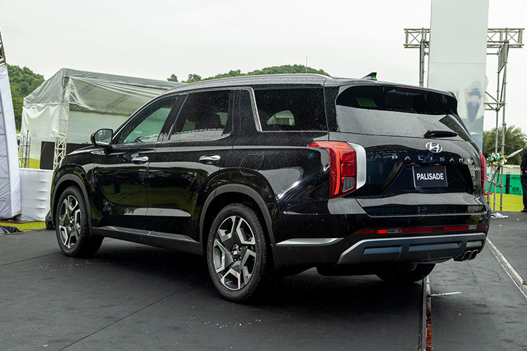 Trang bị an toàn của xe gồm có 7 túi khí, cảnh báo áp suất lốp, đèn pha tự động thích ứng, hỗ trợ phòng tránh va chạm điểm mù, hỗ trợ phòng tránh va chạm khi lùi xe, cảnh báo va chạm khi ra khỏi xe, hỗ trợ giữ làn đường LFA &amp; LKA, phòng tránh va chạm trước FCA, điều khiển hành trình thông minh Smart Cruise Control, cảnh báo người lái mất tập trung DAW và hỗ trợ đỗ xe chủ động.