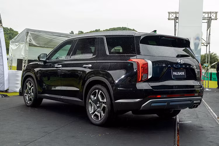 Trang bị an toàn của xe gồm có 7 túi khí, cảnh báo áp suất lốp, đèn pha tự động thích ứng, hỗ trợ phòng tránh va chạm điểm mù, hỗ trợ phòng tránh va chạm khi lùi xe, cảnh báo va chạm khi ra khỏi xe, hỗ trợ giữ làn đường LFA &amp; LKA, phòng tránh va chạm trước FCA, điều khiển hành trình thông minh Smart Cruise Control, cảnh báo người lái mất tập trung DAW và hỗ trợ đỗ xe chủ động.