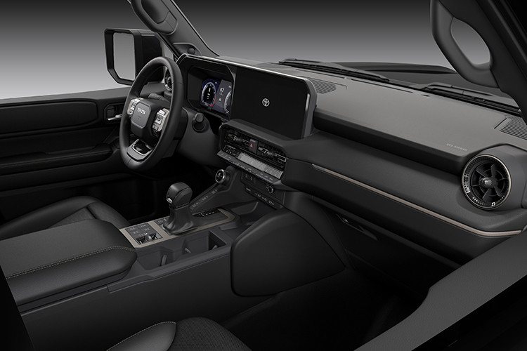 Sở hữu thiết kế này, có thể Toyota Land Cruiser Prado Commercial sẽ được “trưng dụng” để làm xe chở tiền cho các ngân hàng. Về hệ truyền động, chưa rõ bản thương mại này sẽ dùng động cơ gì.