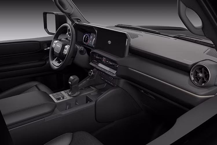 Sở hữu thiết kế này, có thể Toyota Land Cruiser Prado Commercial sẽ được “trưng dụng” để làm xe chở tiền cho các ngân hàng. Về hệ truyền động, chưa rõ bản thương mại này sẽ dùng động cơ gì.