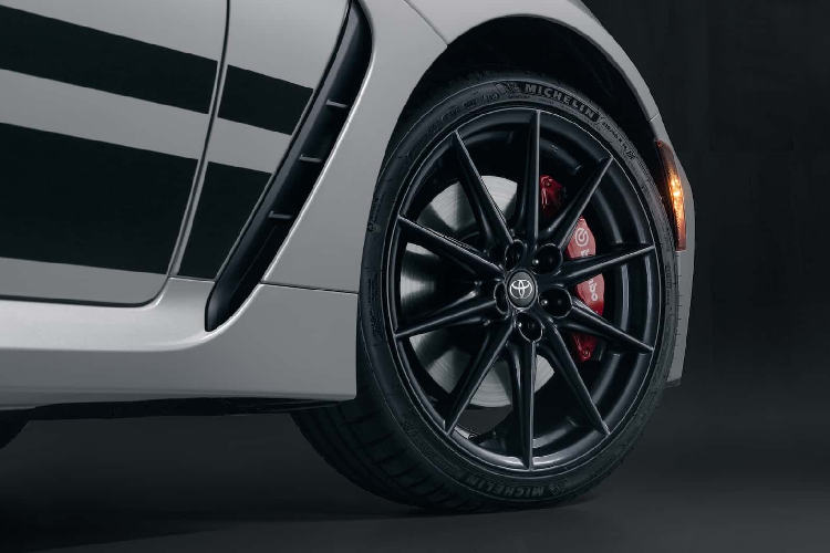 Bộ phận hiệu năng cao được trang bị sẵn trên GR 86 Trueno Edition. Tuy nhiên, có thể gói hiệu suất cao cũng được trang bị trên GR 86 phiên bản 2022 và 2023. Bên cạnh đó, GR 86 Trueno Edition còn được trang bị gói an toàn chủ động, lần đầu tiên xuất hiện trên các mẫu xe thể thao kết hợp hộp số sàn.