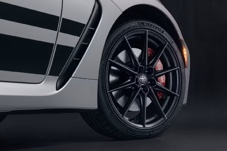 Bộ phận hiệu năng cao được trang bị sẵn trên GR 86 Trueno Edition. Tuy nhiên, có thể gói hiệu suất cao cũng được trang bị trên GR 86 phiên bản 2022 và 2023. Bên cạnh đó, GR 86 Trueno Edition còn được trang bị gói an toàn chủ động, lần đầu tiên xuất hiện trên các mẫu xe thể thao kết hợp hộp số sàn.