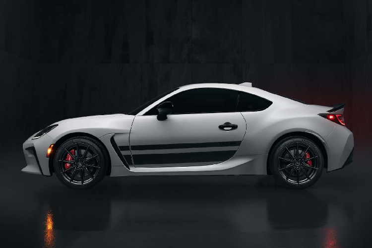 Toyota GR86 Trueno Edition mới được bổ sung hệ thống giảm xóc ZF Sachs đặc biệt có bình Nitơ và dầu nhằm hấp thụ dao động và phanh Brembo 4 piston cho bánh trước và 2 piston cho bánh sau. Toyota GR86 Trueno Edition có 2 tùy chọn hộp số, gồm hộp số sàn 6 cấp hoặc hộp số tự động 8 cấp.