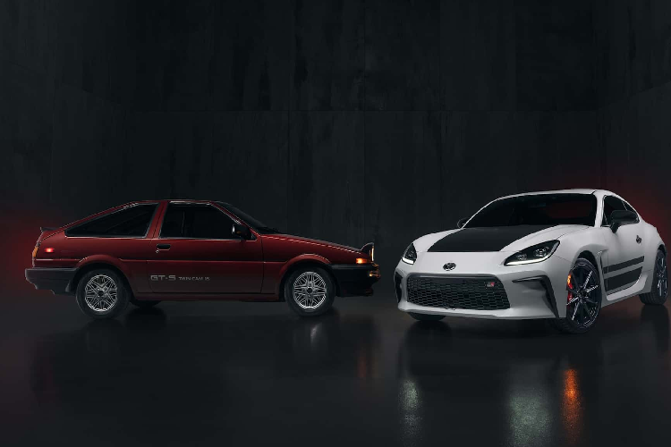 Tuy nhiên, GR 86 Trueno Edition cũng có thêm tông màu đỏ - Track Red, tông màu quen thuộc của AE86 Trueno - còn được gọi Corolla GT-S được phân phối tại thị trường Mỹ.