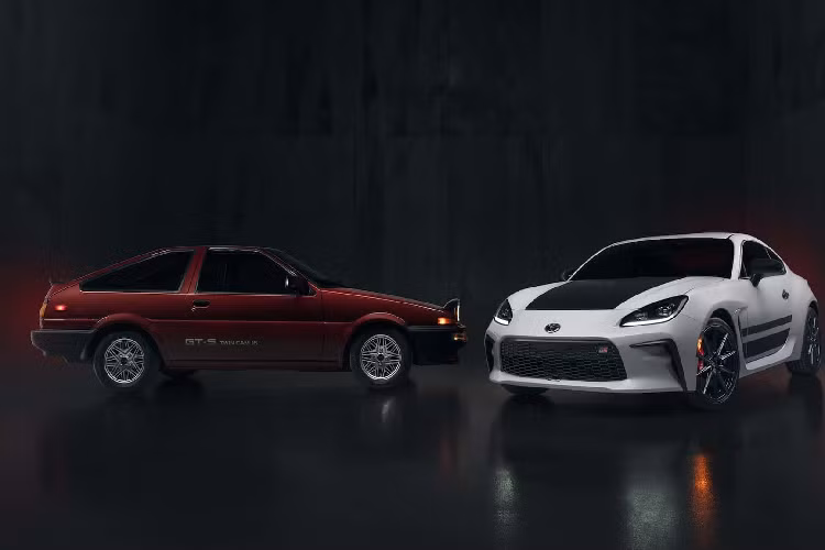 Tuy nhiên, GR 86 Trueno Edition cũng có thêm tông màu đỏ - Track Red, tông màu quen thuộc của AE86 Trueno - còn được gọi Corolla GT-S được phân phối tại thị trường Mỹ.