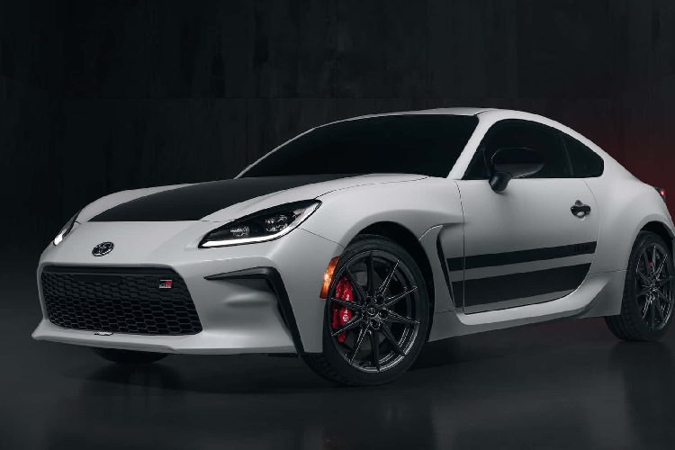 Đây là những lý do Toyota tạo nên AE86 Trueno, phiên bản đặc biệt của GT 86 với cái đặt tên "GR 86 Trueno Edition". Hậu tố "Trueno" đã quyết định tông màu chủ đạo trắng, nắp capo đen cùng các đường sọc ấn tượng. Toyota GR 86 Trueno Edition giới hạn 860 xe.