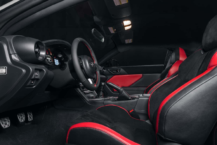 Hệ thống sẽ giữ ga tự động thông minh, cảnh báo chệch làn đường, cảnh báo thân xe chao đảo, cảnh báo xe phía trước lăn bánh và cảnh báo đỗ xe bằng sóng âm phía sau...