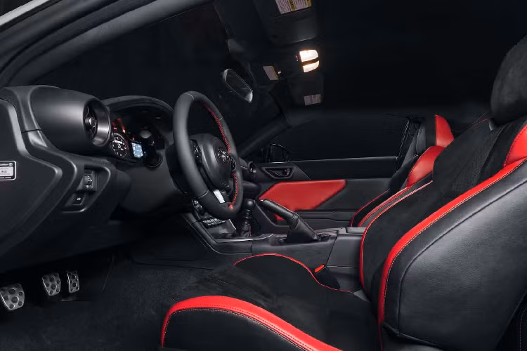 Hệ thống sẽ giữ ga tự động thông minh, cảnh báo chệch làn đường, cảnh báo thân xe chao đảo, cảnh báo xe phía trước lăn bánh và cảnh báo đỗ xe bằng sóng âm phía sau...