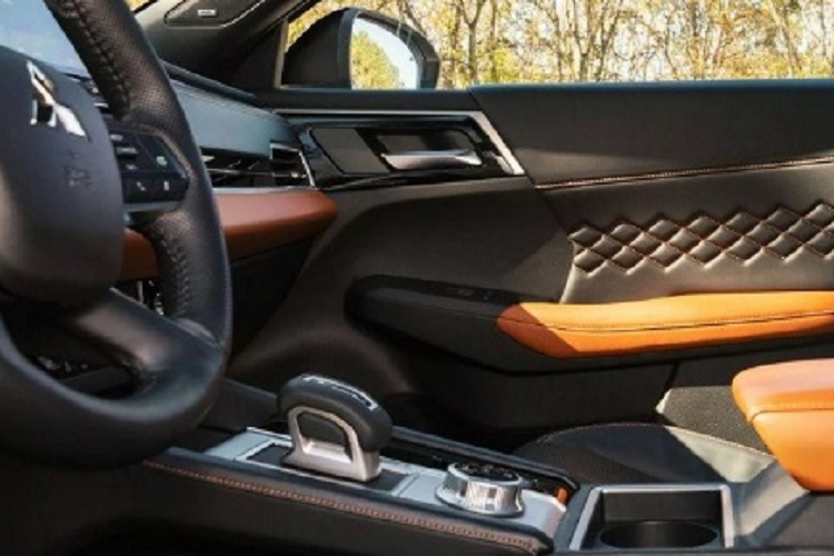 Đường bao mái thon dài với đường nét mềm mại kéo dài đến đuôi xe, bên trên được bổ sung thêm 2 đường ray mái bằng kim loại. Toàn bộ khu vực đuôi xe đều được thiết kế lại trông gọn gàng và hiện đại hơn, với một số chi tiết trang trí màu đen đẹp mắt bao quanh cụm đèn hậu.