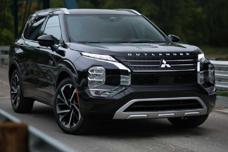Ngoài ra còn có các chi tiết trang trí bằng da màu cam trải dài ở bệ điều khiển trung tâm, bệ tỳ tay và tấm ốp cửa khiến cho khoang lái càng trở nên cá tính hơn. Mitsubishi Outlander 2023 được trang bị vô-lăng 4 chấu bọc da và mạ bạc khá giống Pajero Sport cho cảm giác cầm lái vừa vặn và tương đối thoải mái.