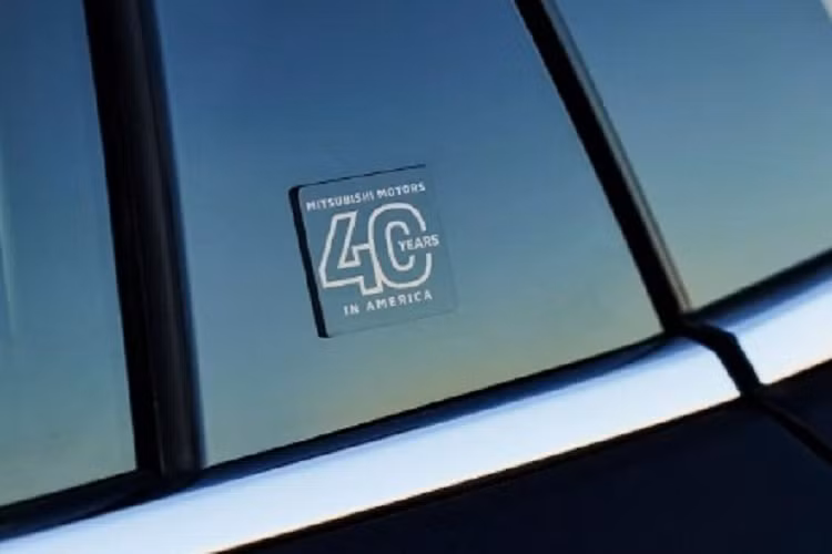 Ngoài một số chi tiết khác biệt trên, phiên bản đặc biệt này vẫn mang ngôn ngữ thiết kế Dynamic Shield, điều này được thể hiện rõ ràng qua bộ lưới tản nhiệt sơn đen với 2 đường viền mạ crom sáng bóng hình chữ X bao bọc. Dải đèn LED chiếu sáng ban ngày thanh mảnh nằm trên cao, trong khi cụm đèn trước có cấu trúc và cách thiết kế rất giống Xpander.