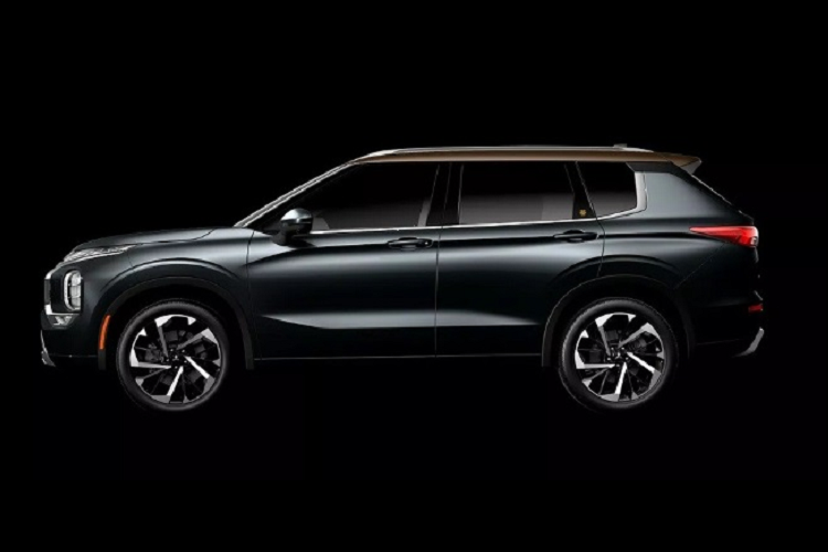 Xe nổi bật với lưới tản nhiệt và ốp bậc cửa tích hợp đèn, hệ thống này sẽ giúp xe trông bắt mắt hơn khi di chuyển vào ban đêm. Ngoài ra tại cột C và cụm điều khiển trung tâm trong xe còn có logo "Mitsubishi Motors 40 Years In America" làm điểm nhấn.