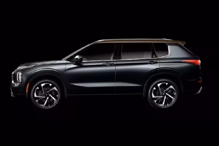 Xe nổi bật với lưới tản nhiệt và ốp bậc cửa tích hợp đèn, hệ thống này sẽ giúp xe trông bắt mắt hơn khi di chuyển vào ban đêm. Ngoài ra tại cột C và cụm điều khiển trung tâm trong xe còn có logo "Mitsubishi Motors 40 Years In America" làm điểm nhấn.