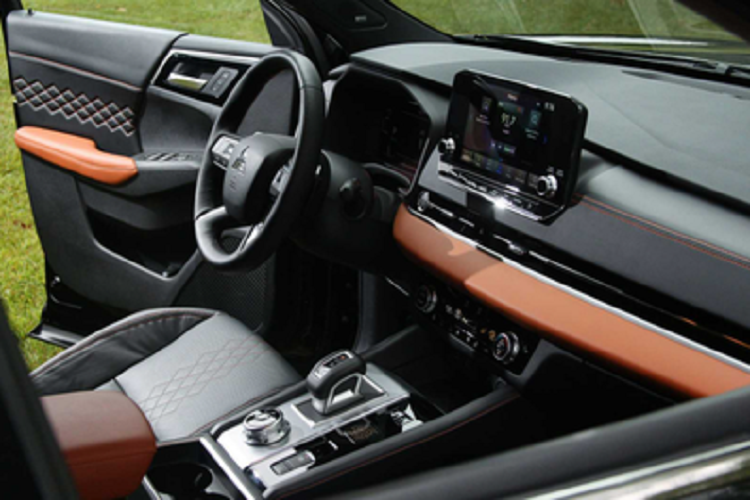 Đối với hệ dẫn động 4 bánh toàn thời gian, Outlander cung cấp đến 6 chế độ lái riêng biệt: Eco, Normal, Tarmac, Gravel, Snow và Mud.Thứ hai là hệ truyền động plug-in hybrid PHEV, bao gồm động cơ xăng 4 xi-lanh, dung tích 2.4L, 2 mô-tơ điện và cụm pin 20 kWh. Hệ truyền động này có công suất tổng cộng 248 mã lực và mô-men xoắn cực đại 450 Nm.