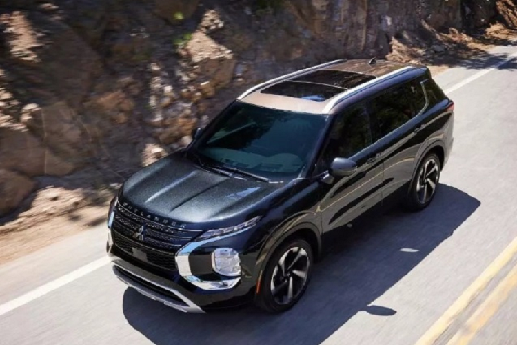 Được phát triển dựa trên bản SEL Premium của dòng xe SUV Mitsubishi Outlander 2023 hiện đang bán tại thị trường Mỹ, do đó xe có nhiều nét tương đồng với phiên bản này. Theo đó, Mitsubishi Outlander 40th Anniversary Edition 2023 gây ấn tượng với màu sơn Black Diamond kết hợp với màu đồng trên nóc xe làm điểm nhấn.