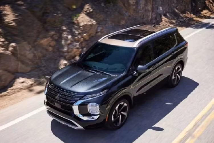 Được phát triển dựa trên bản SEL Premium của dòng xe SUV Mitsubishi Outlander 2023 hiện đang bán tại thị trường Mỹ, do đó xe có nhiều nét tương đồng với phiên bản này. Theo đó, Mitsubishi Outlander 40th Anniversary Edition 2023 gây ấn tượng với màu sơn Black Diamond kết hợp với màu đồng trên nóc xe làm điểm nhấn.