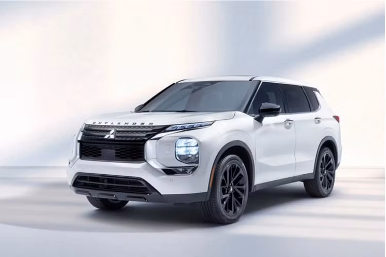 Cùng với đó, xe còn được trang bị bảng đồng hồ kỹ thuật số với màn hình 12,3 inch, màn hình cảm ứng trung tâm 9 inch và màn hình hiển thị thông tin kính lái HUD 10,8 inch. Vô lăng có sưởi, hệ thống âm thanh Bose cao cấp 10 loa và cửa sổ trời toàn cảnh Panorama…Cung cấp sức mạnh cho Mitsubishi Outlander 40th Anniversary Edition 2023 là 2 tùy chọn động cơ.