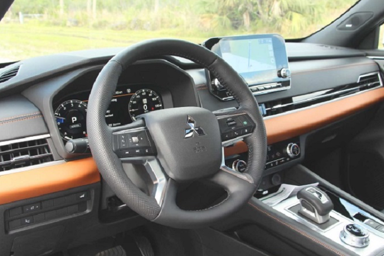 Về nội thất, xe vẫn giữ nguyên những trang bị không khác gì so với Mitsubishi Outlander phiên bản SEL Premium. Bước vào bên trong Mitsubishi Outlander 40th Anniversary Edition 2023, người dùng sẽ bắt gặp hàng ghế lái được bọc da semi-aniline màu đen bóng bẩy, hoàn thiện bởi các đường chỉ khâu màu cam nổi bật.