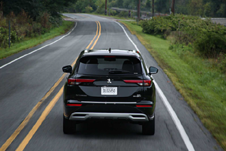 Nhờ đó, xe có thể chạy được 61 km chỉ bằng pin. Hiện tại, phiên bản đặc biệt này chỉ được phân phối tại thị trường Mỹ. Giá xe Mitsubishi Outlander PHEV 40th Anniversary Edition 2023 từ 39.995 USD (khoảng 937 triệu đồng), cao cấp hơn là 49.995 USD (khoảng 1,1 tỷ đồng).