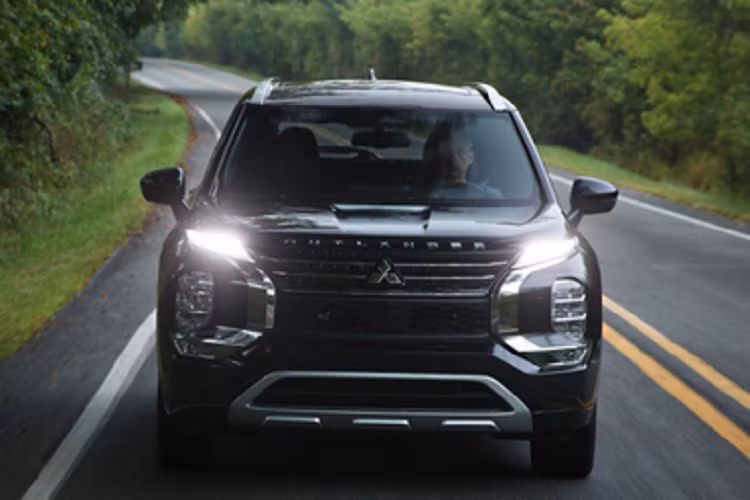 Thứ nhất là động cơ xăng 4 xy-lanh, dung tích 2.5L sản sinh công suất tối đa 181 mã lực và momen xoắn cực đại 245 Nm. Động cơ này được ghép nối với một hộp số tự động vô cấp (CVT) cùng tùy chọn hệ dẫn động 4 bánh toàn thời gian.