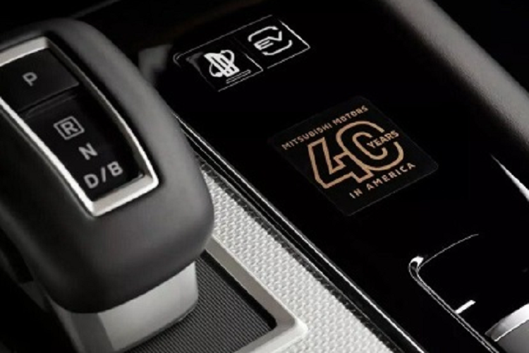 Hoàn thiện cho vẻ đẹp mạnh mẽ của phần đầu là dòng chữ “OUTLANDER” cứng cáp nằm trên mui xe. Phần thân xe Mitsubishi Outlander bản đặc biệt trở nên khỏe khoắn và năng động hơn nhờ các đường gân dập nổi dứt khoát, bộ mâm 20 inch mang thiết kế thể thao tạo nên một tổng thể sắc sảo hơn.