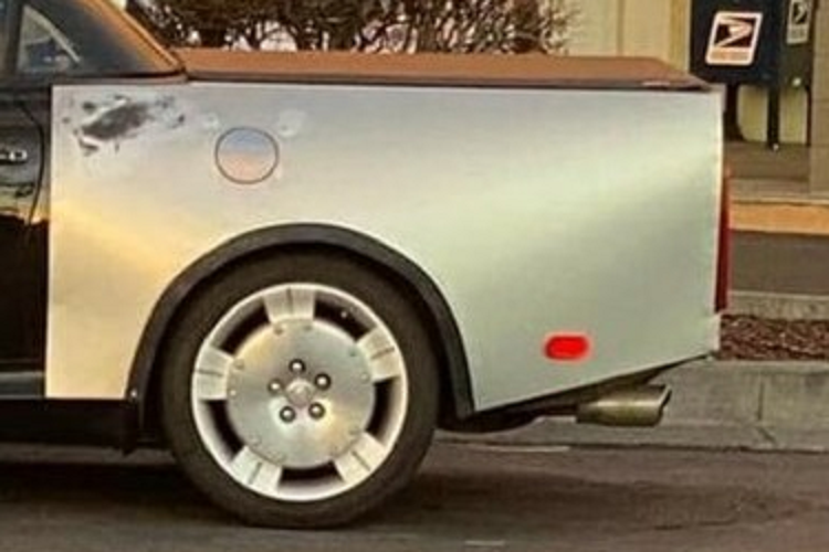 Hình ảnh về chiếc xe Lexus SC430 độ xe bán tải khi được chia sẻ lên mạng xã hội đã nhận được nhiều ý kiến trái chiều, một số người thấy đó là một ý tưởng hay, trong khi những người khác không thích nó chút nào.