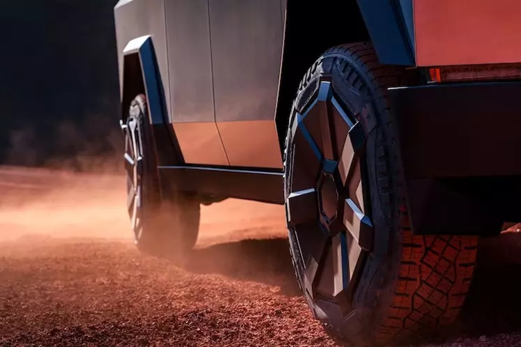 Cũng theo tỷ phú này, Tesla Cybertruck 2024 là sự kết hợp giữa xe bán tải và ô tô thể thao. Tuy nhiên, Cybertruck được khẳng định là thực dụng hơn xe bán tải và nhanh hơn xe thể thao thông thường.