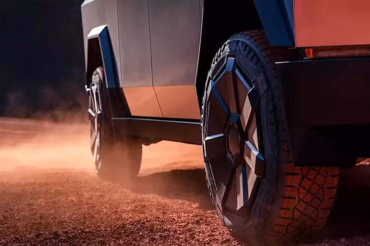 Cũng theo tỷ phú này, Tesla Cybertruck 2024 là sự kết hợp giữa xe bán tải và ô tô thể thao. Tuy nhiên, Cybertruck được khẳng định là thực dụng hơn xe bán tải và nhanh hơn xe thể thao thông thường.