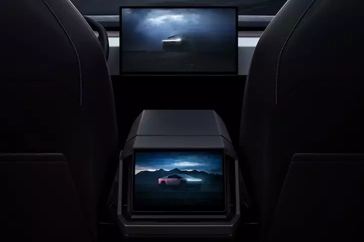 Ngoài thiết kế ngoại thất vuông thành sắc cạnh như xe đến từ tương lai, Tesla Cybertruck 2024 còn được trang bị thùng sau dài 1.828 mm và rộng 1.219 mm. Theo ông Musk, thùng sau của xe không cần đến lót thùng như xe bán tải thông thường. Thùng xe còn được tích hợp ngăn chứa đồ có thể tích 1.897 lít và có khóa.