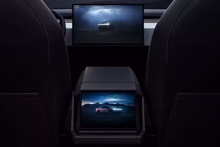 Ngoài thiết kế ngoại thất vuông thành sắc cạnh như xe đến từ tương lai, Tesla Cybertruck 2024 còn được trang bị thùng sau dài 1.828 mm và rộng 1.219 mm. Theo ông Musk, thùng sau của xe không cần đến lót thùng như xe bán tải thông thường. Thùng xe còn được tích hợp ngăn chứa đồ có thể tích 1.897 lít và có khóa.