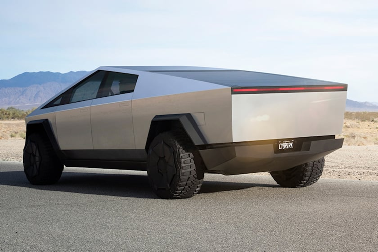 Tiếp theo đó là phiên bản AWD với 2 mô-tơ điện nằm trên 2 cầu, tạo ra công suất tổng cộng 600 mã lực. Phiên bản dẫn động 4 bánh toàn thời gian này có thể tăng tốc từ 0-96 km/h trong 3,9 giây đồng thời sở hữu sức kéo 2.995 kg và quãng đường di chuyển 547 km.