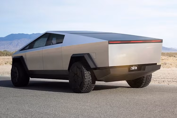 Tiếp theo đó là phiên bản AWD với 2 mô-tơ điện nằm trên 2 cầu, tạo ra công suất tổng cộng 600 mã lực. Phiên bản dẫn động 4 bánh toàn thời gian này có thể tăng tốc từ 0-96 km/h trong 3,9 giây đồng thời sở hữu sức kéo 2.995 kg và quãng đường di chuyển 547 km.