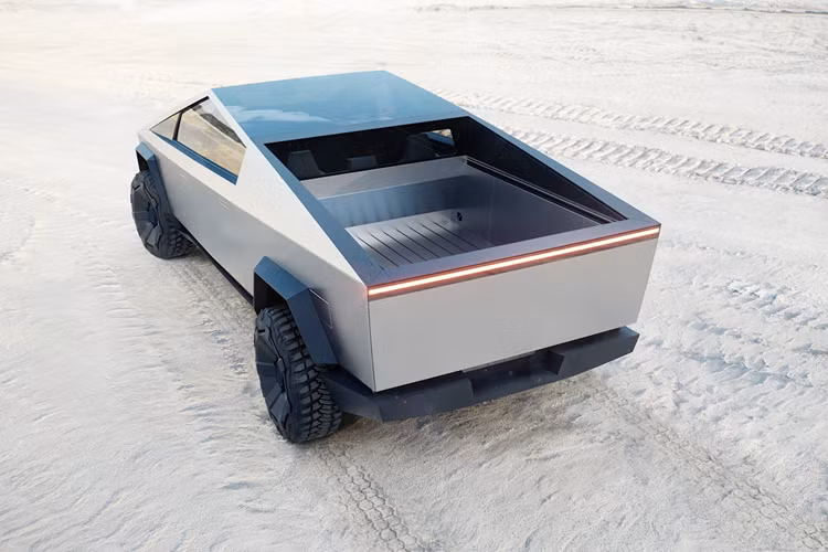 Trên sườn xe của Tesla Cybertruck 2024 không có tay nắm cửa thông thường. Cửa trước của xe có vẻ sẽ mở bằng nút bấm nằm trên cột B. Bên trong mẫu xe bán tải thuần điện này là không gian nội thất được thiết kế theo phong cách tối giản. Kính cách âm hứa hẹn mang đến nội thất "yên tĩnh như ngoài vũ trụ" cho xe.