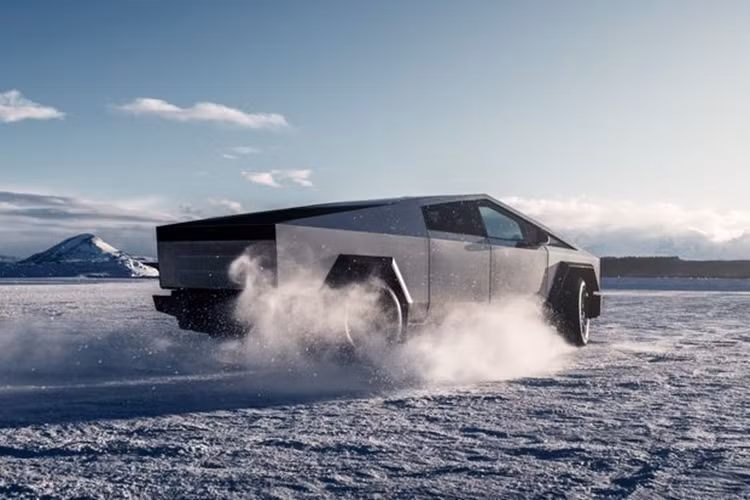 Con số tương ứng của bản Cyberbeast là 206 km. Hệ thống đánh lái cầu sau và điều hướng mô-men xoắn bánh sau cũng được trang bị cho mẫu xe bán tải này. Ông Musk cho biết Tesla Cybertruck 2024 có bán kính vòng quay nhỏ hơn cả Model S.