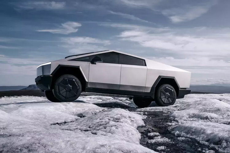 Ngày 30/11/2023 vừa qua, hãng Tesla đã chính thức tổ chức sự kiện ra mắt phiên bản thương mại của mẫu xe bán tải thuần điện Cybertruck tại nhà máy Gigafactory ở thành phố Austin, bang Texas, Mỹ. Cũng trong sự kiện này, những chiếc Tesla Cybertruck 2024 mới đầu tiên đã được bàn giao cho khách hàng.