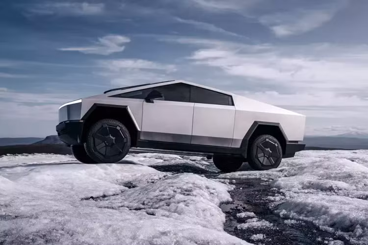 Ngày 30/11/2023 vừa qua, hãng Tesla đã chính thức tổ chức sự kiện ra mắt phiên bản thương mại của mẫu xe bán tải thuần điện Cybertruck tại nhà máy Gigafactory ở thành phố Austin, bang Texas, Mỹ. Cũng trong sự kiện này, những chiếc Tesla Cybertruck 2024 mới đầu tiên đã được bàn giao cho khách hàng.