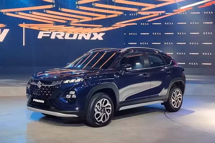 Đúng như thông tin từ trước đó, trong triển lãm Auto Expo 2023, hãng Suzuki đã vén màn mẫu SUV lai Coupe được phát triển dựa trên Baleno. Mẫu xe mới này không được gọi bằng là Baleno Cross như dự đoán từ trước mà có tên Suzuki Fronx 2023 mới.