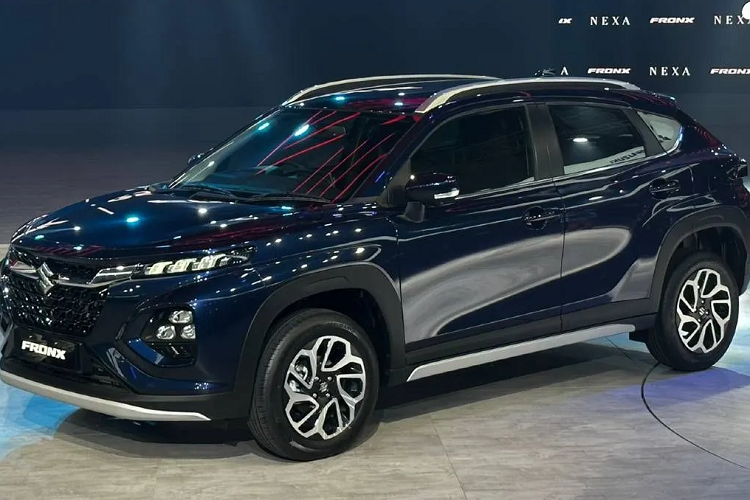 Khi mua Suzuki Fronx 2023, khách hàng Ấn Độ có thể chọn 1 trong 2 loại động cơ. Thứ nhất là động cơ xăng Boosterjet tăng áp, phun nhiên liệu trực tiếp, dung tích 1.0L hoàn toàn mới. Động cơ này lần đầu tiên kết hợp với công nghệ mild hybrid có tê Progressive Smart Hybrid của Suzuki.