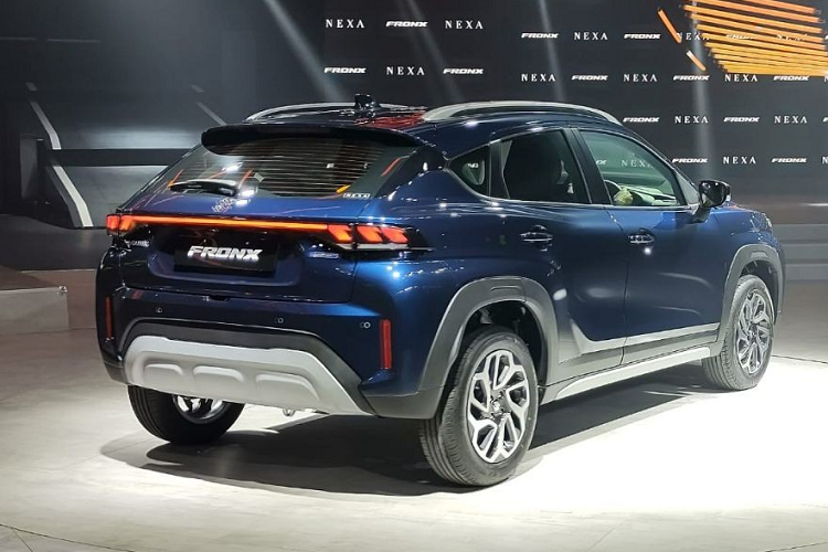 Thêm vào đó là cản trước/sau mới với thiết kế hầm hố hơn nhờ đi kèm nẹp màu bạc giả tấm ốp gầm. Bên dưới bệ bước chân bên sườn của xe cũng có nẹp tương tự. Ngoài ra, SUV lai Coupe Suzuki Fronx 2023 còn được trang bị hốc bánh vuông vức giống với Grand Vitara. Nằm bên trong hốc bánh là bộ vành hợp kim với đường kính 17 inch, có thiết kế 5 chấu kép và sơn 2 màu thể thao.