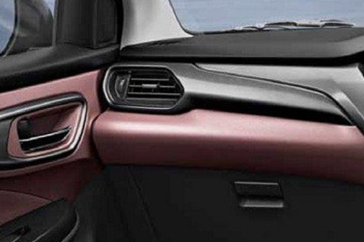 Baga nóc màu bạc, anten hình vây cá mập, cánh gió mui và đèn phản quang nằm dọc ở hai góc cản sau là những chi tiết ngoại thất đáng chú ý còn lại của mẫu SUV lai Coupe này. Tương tự ngoại thất, nội thất của Suzuki Fronx 2023 cũng chia sẻ nhiều chi tiết với Baleno. Có thể thấy rõ sự tương đồng giữa 2 mẫu xe này qua thiết kế mặt táp-lô và ghế.