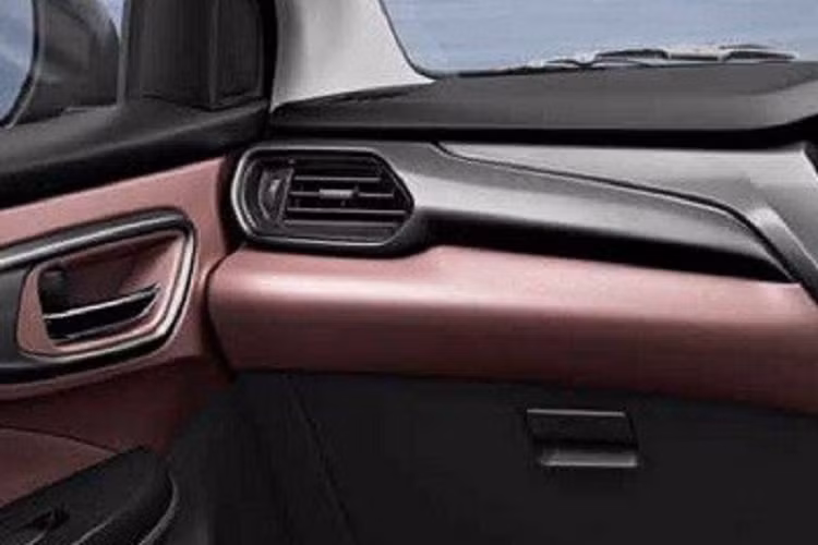 Baga nóc màu bạc, anten hình vây cá mập, cánh gió mui và đèn phản quang nằm dọc ở hai góc cản sau là những chi tiết ngoại thất đáng chú ý còn lại của mẫu SUV lai Coupe này. Tương tự ngoại thất, nội thất của Suzuki Fronx 2023 cũng chia sẻ nhiều chi tiết với Baleno. Có thể thấy rõ sự tương đồng giữa 2 mẫu xe này qua thiết kế mặt táp-lô và ghế.