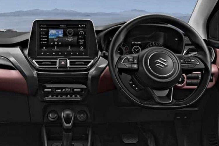 Bên cạnh Grand Vitara, mẫu SUV lai Coupe này còn mượn một số chi tiết thiết kế của Baleno như đường dập gân hất lên ở cột C và nóc dốc về phía sau. Trong khi đó, ở khu vực đuôi xe, Suzuki Fronx 2023 đi kèm đèn hậu LED thanh mảnh, nối với nhau bằng dải đèn nằm vắt ngang cửa cốp, mang đến thiết kế liền lạc và "nở hậu".