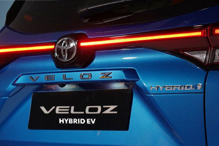 Điều này không quá ngạc nhiên khi mẫu xe này đã được hé lộ trước đó. Bob Azam - Giám đốc Đối ngoại của Toyota Motor Manufacturing Indonesia đã tiết lộ: "Chúng tôi có 3 biến thể phát triển tại Indonesia trong năm nay. Đó là Innova Zenix, Yaris Cross và Veloz. 2 trong số 3 mẫu xe đã được ra mắt với biến thể hybrid."