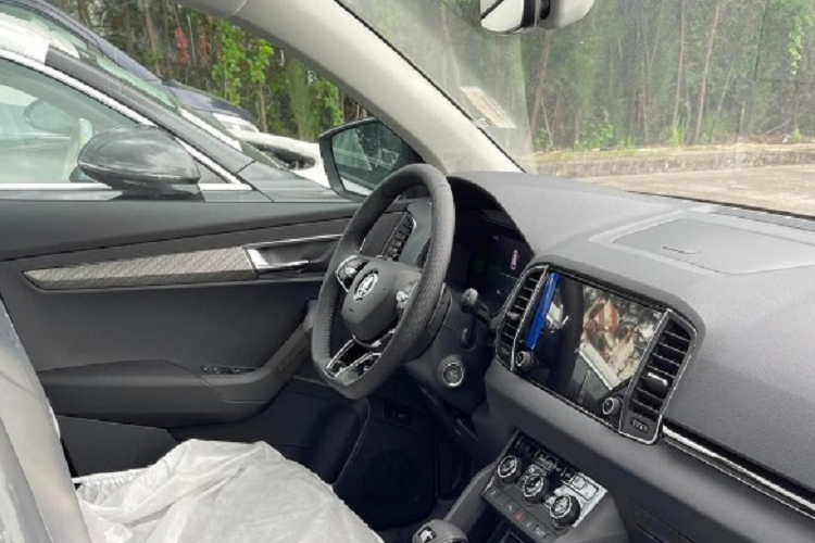 Chưa rõ khi về Việt Nam, xe sẽ có những trang bị an toàn nào, tại quê nhà Châu Âu, Skoda Karoq sở hữu hàng loạt tính năng hỗ trợ lái như: 9 túi khí, hệ thống phanh tự động sau va chạm, hệ thống hỗ trợ tránh va chạm phía trước, phanh khẩn cấp trong thành phố,...