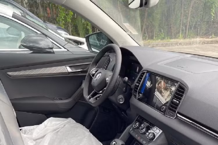 Chưa rõ khi về Việt Nam, xe sẽ có những trang bị an toàn nào, tại quê nhà Châu Âu, Skoda Karoq sở hữu hàng loạt tính năng hỗ trợ lái như: 9 túi khí, hệ thống phanh tự động sau va chạm, hệ thống hỗ trợ tránh va chạm phía trước, phanh khẩn cấp trong thành phố,...