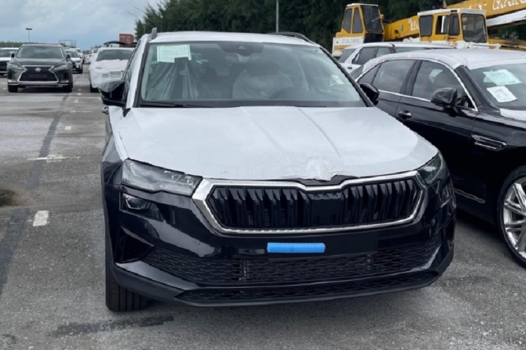 Được áp dụng ngôn ngữ thiết kế đặc trưng của thương hiệu Skoda, Karoq mang trên mình ngoại hình khá nam tính, vuông thành sắc cạnh thay vì bo tròn. Lưới tản nhiệt đa giác với mắt lưới nằm dọc, sơn màu đen bóng, và viền bao quanh mạ crôm. Kết hợp với đó là hệ thống đèn pha LED 2 tầng. Mâm xe kích thước 17-19 inch tùy phiên bản.
